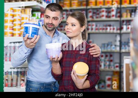 Due designer soddisfatti stanno scegliendo la vernice per la stanza Foto Stock