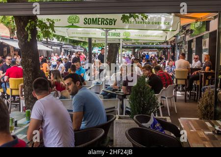 NIKSIC, MONTENEGRO - 8 GIUGNO 2019: Ristoranti all'aperto e bar a Niksic, Montenegro Foto Stock