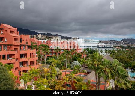 Giornata trascorsa nell'affollato e sovracostruito resort con popolari hotel circondati da giardini e servizi, Mirador del Gaviota, Playa del Duque, Costa Adeje Foto Stock