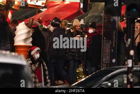 L'attore Leslie Grace in scena durante le riprese a Glasgow, per quello che si ritiene sia il set cinematografico del nuovo film di Batgirl. Data foto: Giovedì 13 gennaio 2022. Foto Stock