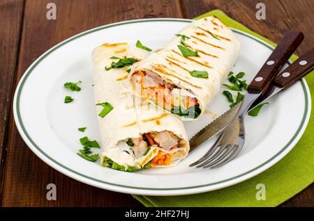 Lavash sottile con verdure e pollo sul piatto, shawarma. Foto Foto Stock