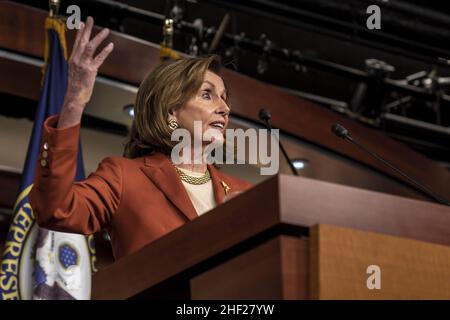 Washington, Stati Uniti. 13th Jan 2022. Casa Speaker Nancy Pelosi, D-CA, parla alla sua conferenza settimanale di notizie al Campidoglio degli Stati Uniti a Washington, DC, Giovedi, Gennaio 13, 2022. Foto di Ken Cedeno/UPI Credit: UPI/Alamy Live News Foto Stock