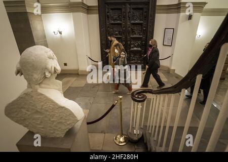 Washington, Stati Uniti. 13th Jan 2022. Casa Speaker Nancy Pelosi, D-CA, arriva al Campidoglio degli Stati Uniti a Washington, DC, Giovedi, 13 gennaio 2022. Foto di Ken Cedeno/UPI Credit: UPI/Alamy Live News Foto Stock