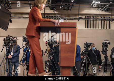 Washington, Stati Uniti. 13th Jan 2022. Casa Speaker Nancy Pelosi, D-CA, parla alla sua conferenza settimanale di notizie al Campidoglio degli Stati Uniti a Washington, DC, Giovedi, Gennaio 13, 2022. Foto di Ken Cedeno/UPI Credit: UPI/Alamy Live News Foto Stock
