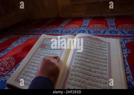 Lettura del Sacro Corano. Uomo musulmano che legge il santo Corano nella moschea Foto Stock