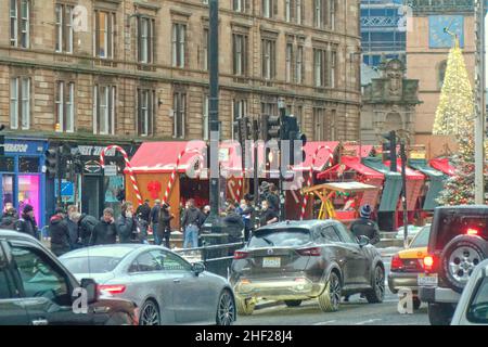 Glasgow, Scozia, UK 13th gennaio, 2022.nuovo film di Batgirl ultimo come le chiusure stradali sono in atto e glasgow Cross finalmente inizia a filmare causando caos del traffico e combattimenti con pedoni bloccati come la neve è posata per la scena del mercato di natale . Credit Gerard Ferry/Alamy Live News Foto Stock