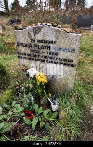 La tomba del poeta Sylvia Plath, Heptonstall churchyard, West Yorkshire. La pietra commemorativa mostra segni di dove qualcuno ha cercato di rimuovere 'Hughes'. Foto Stock