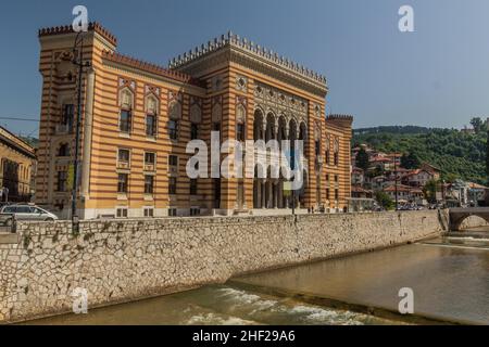 SARAJEVO, BOSNIA-ERZEGOVINA - 11 GIUGNO 2019: Edificio del municipio di Sarajevo. Bosnia-Erzegovina Foto Stock