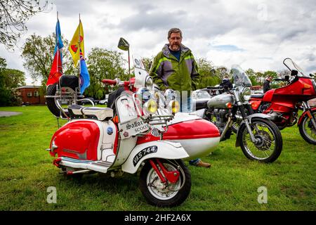 Culleth Community Day, Cheshire, 2019, dove le bancarelle cerchiavano una collezione di veicoli d'epoca restaurati dagli appassionati e visti dal pubblico Foto Stock