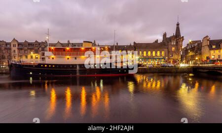 Barca sulle acque di Leith, Edimburgo, Scozia, Regno Unito Foto Stock