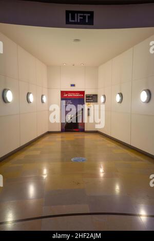 Ascensore per l'accesso al Royal Yacht Britannia, Edimburgo, Scozia, Regno Unito Foto Stock