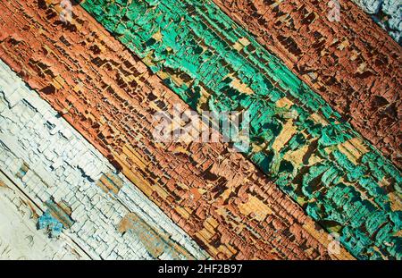 Tavole di legno vecchio shabby con vernice di colore cracked, fondo. Multicolore Foto Stock