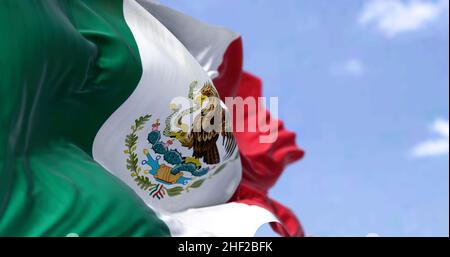 Primo piano dettagliato della bandiera nazionale del Messico che sventola al vento in una giornata limpida. Democrazia e politica. Paese latino-americano. Messa a fuoco selettiva. Foto Stock
