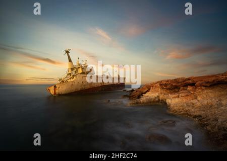 Relitto della nave EDRO III al largo della costa meridionale di Cipro, dopo essere stato trasformato con bracketing per esposizione Foto Stock
