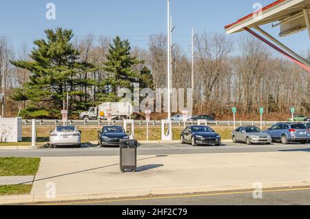 Le auto elettriche caricano le batterie in un'area di sosta in autostrada. Punti di ricarica in una fila.Washington DC, VA, USA Foto Stock