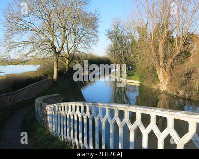 I ponti 93 e 94 sul canale di Oxford alla svolta di Braunston sono ponti turnover in ghisa bianca realizzati da Horseley Ironworks e offrono splendide vedute. Foto Stock