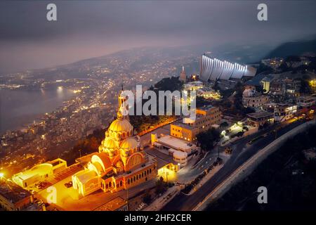 Harissa che domina Beirut, Libano di notte presa in ottobre 2021, post processato utilizzando bracketing esposizione Foto Stock