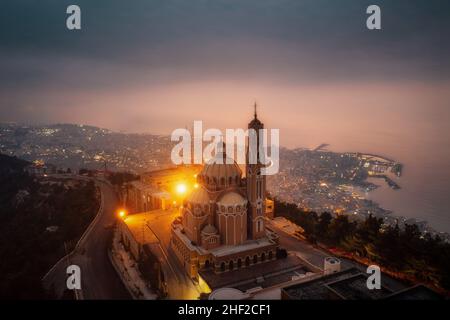 Harissa che domina Beirut, Libano di notte presa in ottobre 2021, post processato utilizzando bracketing esposizione Foto Stock