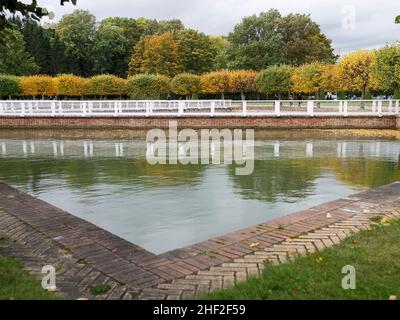 San Pietroburgo, Petrodvorets, Russia - 30 ottobre 2021: Grandi fontane romane nel parco inferiore di Peterhof Foto Stock