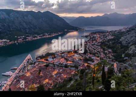 Vista aerea al tramonto di Kotor e della baia di Kotor, Montenegro. Foto Stock