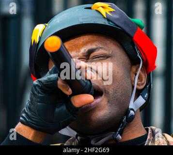 Il protettore di Biafran a Westminster Londra chiede a Boris Johnson (PM britannico) di intervenire nella detenzione di Nnamdi Kanu IPOB leader / cittadino britannico Foto Stock