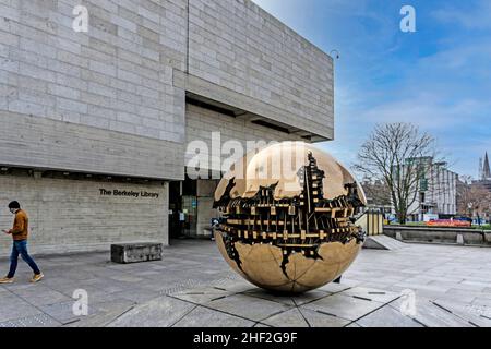 La sfera dentro la sfera fuori dalla biblioteca di Berkeley in Trinity College, Dublino, Irlanda. Regalato al Trinity College dallo scultore Arnaldo Pomodoro. Foto Stock