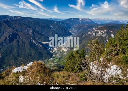 Vista panoramica della valle Valdastico nel nord Italia dal forte militare Campolongo, sull'altopiano di Asiago Foto Stock