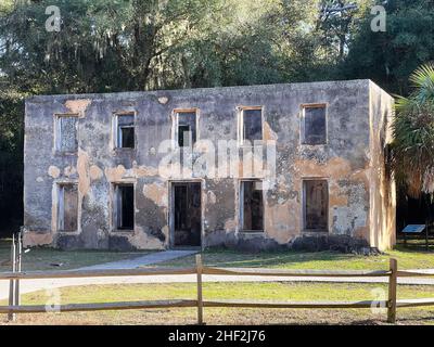 Ricostruita nel 1743, la Horton House sull'Isola di Jekyll è uno degli edifici rimasti più antichi della Georgia, realizzati con tradizionali tabati. Foto Stock