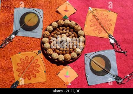 Laddu assortito come Til laddu Amaranth Rajgira, riso soffiato o mammra, arachidi, il sesamo chikki, Sankrant o Uttarayan dolci speciali cibo. Sankranti Foto Stock