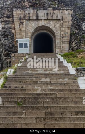 Tunnel che conduce al mausoleo di Njegos nel parco nazionale di Lovcen, Montenegro Foto Stock