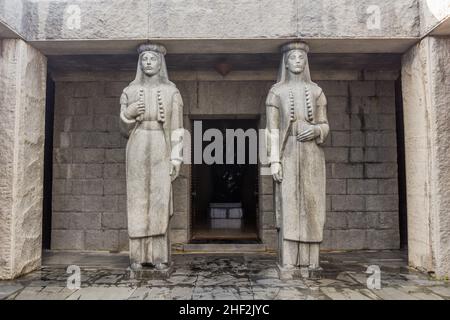 LOVCEN, MONTENEGRO - 2 GIUGNO 2019: Statue nel mausoleo di Njegos nel parco nazionale di Lovcen, Montenegro Foto Stock