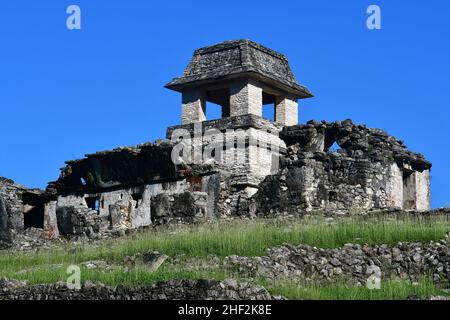 Il Palazzo (El Palacio), la Torre di osservazione (El Observatorio), il sito archeologico di Palenque, Stato del Chiapas, Messico, America del Nord, Sito Patrimonio dell'Umanità Foto Stock