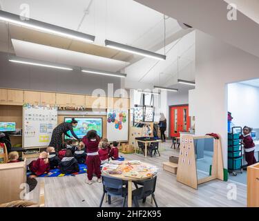 Stanza di classe del nursery. Brentwood Prep School, Brentwood, Regno Unito. Architetto: Cottrell + Vermeulen Architecture Ltd, 2022. Foto Stock