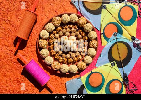 Molti tipi di ladoo come Amaranth ladoo o Rajgira, riso soffiato o mamra, Peanut laddu, til sesamo laddo, tilgur mawa bianco palle dolci. Sankrant o U. Foto Stock