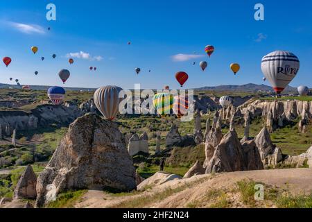 Mongolfiera in Cappadocia nella provincia di Nevsehir, Anatolia Centrale della Turchia Foto Stock