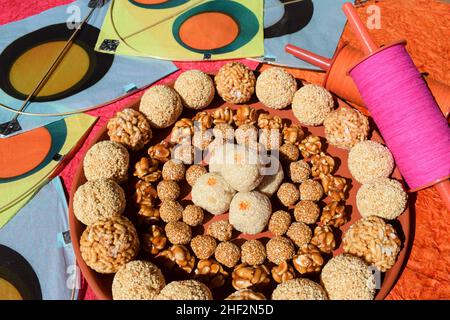 Molti tipi di ladoo come Amaranth ladoo o Rajgira, riso soffiato o mamra, Peanut laddu, til sesamo laddo, tilgur mawa bianco palle dolci. Sankrant o U. Foto Stock