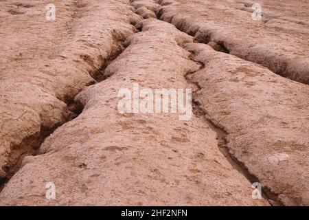 Paesaggio naturale di crepe in terra rossa asciutta sembra paesaggio marziano. Sfondo naturale testurizzato. Foto Stock