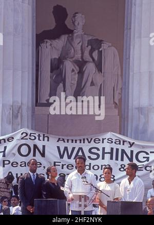 Rev Jesse Jackson parla al 25th anniversario della marcia su Washington al Lincoln Memorial il 27 1988 agosto nota; normalmente la differenza nella luce del sole brillante e il lacki di luce all'interno del Memorial renderebbe impossiboe vedere la statua di Lincoln. Ho messo un grande flash elettrtonico (1000 watt dynalite) e strung un filo lungo i gradini e al supporto della fotocamera per illuminare la statua di lincoln. Ha funzionato. TEMPO utilizzato l'immagine. Fotografia di Dennis Brack Foto Stock