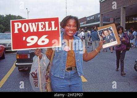 Un raduno per il generale Colin Powell ad Alessandria, VA per incoraggiarlo a correre per la fotografia del presidente da Dennis Brack Foto Stock