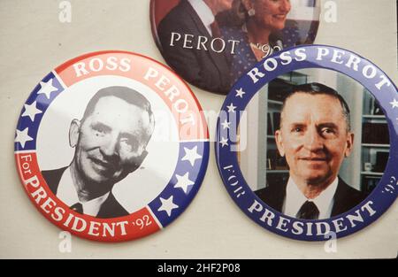 Plano, Texas USA 4 luglio 1992: Ross Perot per i pulsanti della campagna del presidente in mostra alla parata di Perot il giorno dell'Indipendenza. ©Bob Daemmrich Foto Stock