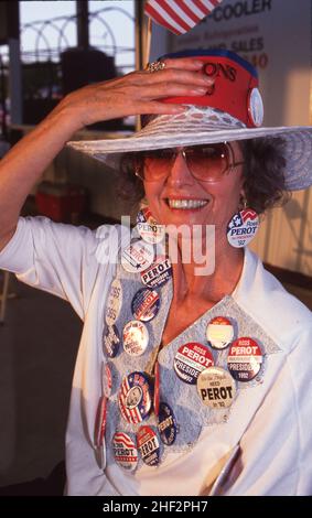 Plano, Texas USA 4 luglio 1992: Donna anglo che indossa un sacco di pulsanti campagna a un Ross Perot per la sfilata del Presidente il giorno dell'Indipendenza. ©Bob Daemmrich Foto Stock