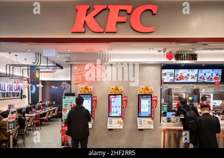 Hong Kong, Cina. 13th Jan 2022. Un cliente ordina cibo presso la catena di ristoranti americano di pollo fritto Kentucky Fried Chicken (KFC) e logo visto a Hong Kong. (Foto di Budrul Chukrut/SOPA Images/Sipa USA) Credit: Sipa USA/Alamy Live News Foto Stock