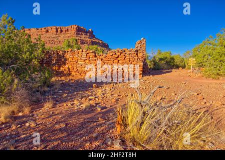 Le rovine di un campo minerario a Horseshoe Mesa al Grand Canyon. La cresta sullo sfondo è il centro di Horseshoe Mesa. Un cartello sulla destra mar Foto Stock