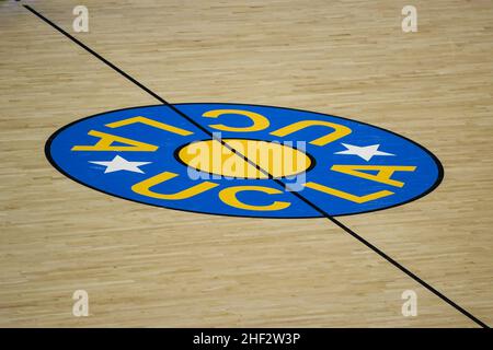 Vista dettagliata del logo UCLA Bruins sul campo durante una partita di pallacanestro NCAA contro gli Ospreys della Florida del Nord, mercoledì 17 novembre 2021, a Los Foto Stock