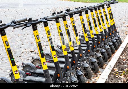 Samara, Russia - 12 ottobre 2021: Giro elettrico che condivide Scooters alla strada della città e pronto a noleggiare Foto Stock
