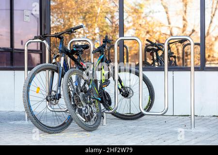 Samara, Russia - 16 ottobre 2021: Biciclette nel parcheggio per biciclette in città Foto Stock