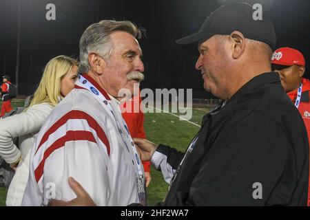 Bruce Rollinson, allenatore di Mater dei Monarchs, parla con il commissario della sezione meridionale del CIF, Rob Wigod (a destra) dopo una partita di football delle scuole superiori, Frida Foto Stock