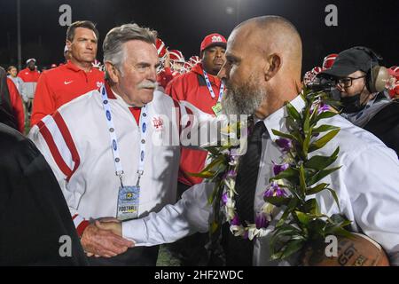 L'allenatore capo Mater dei Monarchs Bruce Rollinson (a sinistra) scuote le mani con l'allenatore capo Servite Troy Thomas (a destra) dopo una partita di football delle scuole superiori, Frida Foto Stock