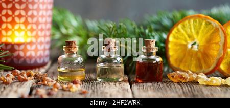 Selezione di Natale di oli essenziali di aromaterapia con resina di mirra, arancio, incenso e abete Foto Stock