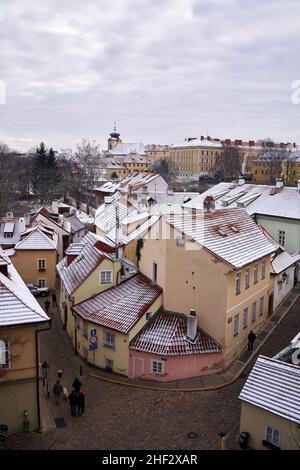 PRAGA, REPUBBLICA CECA - 26 DICEMBRE 2021: Case pittoresche a Novy svet o il nuovo mondo nel distretto di Hradcany Foto Stock